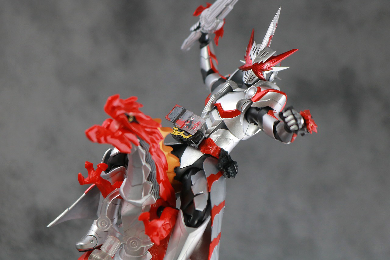 S.H.フィギュアーツ　仮面ライダーセイバー　ドラゴニックナイト　レビュー　アクション　RKF　ブレイブドラゴン