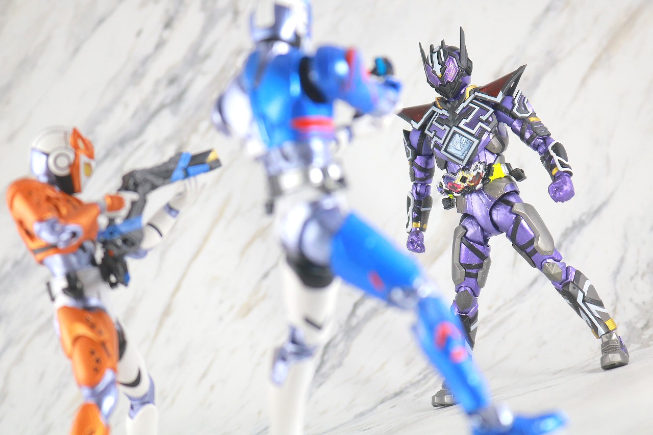 S.H.フィギュアーツ　仮面ライダー滅亡迅雷　レビュー　アクション　仮面ライダーバルカン シューティングウルフ　仮面ライダーバルキリー ラッシングチーター