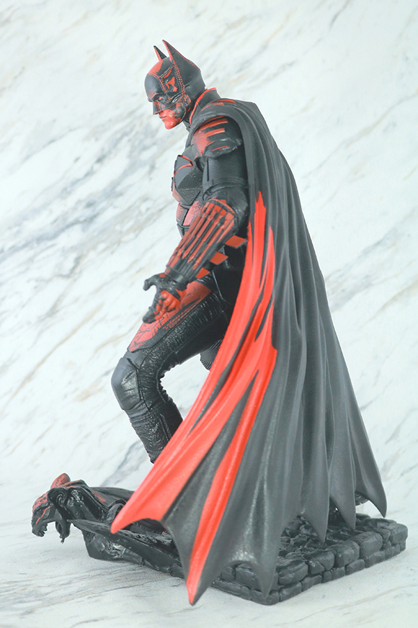 DCマルチバース ポーズド・スタチュー　バットマン（『ザ・バットマン』） コミック版　本体