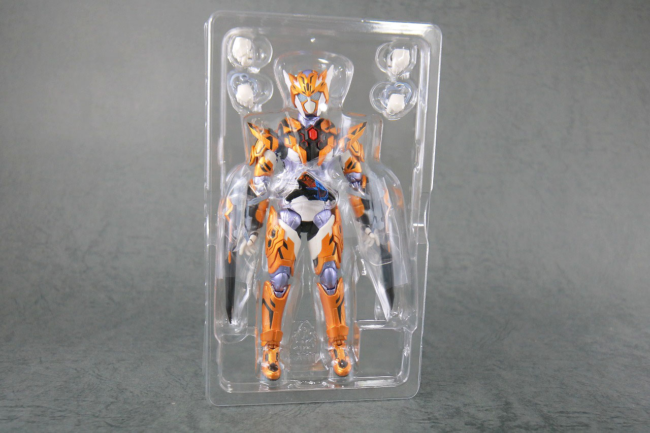 S.H.フィギュアーツ　仮面ライダーバルキリー　ジャスティスサーバル　レビュー　パッケージ