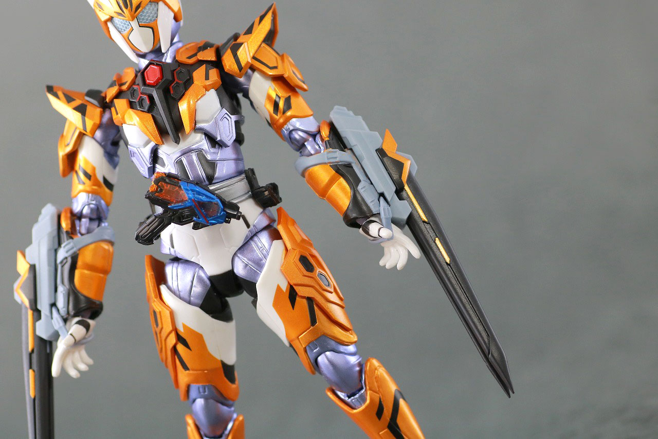 S.H.フィギュアーツ　仮面ライダーバルキリー　ジャスティスサーバル　レビュー　本体