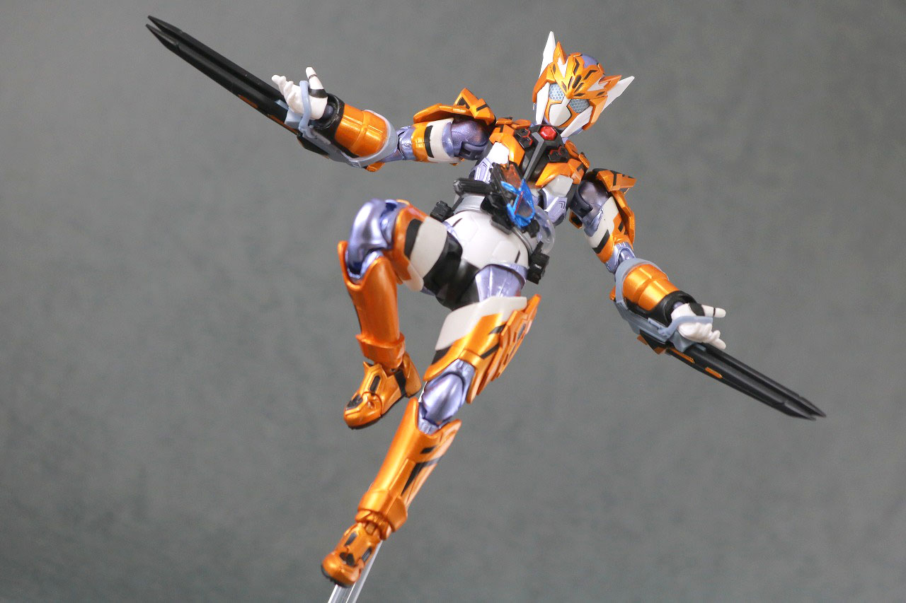 S.H.フィギュアーツ　仮面ライダーバルキリー　ジャスティスサーバル　レビュー　アクション