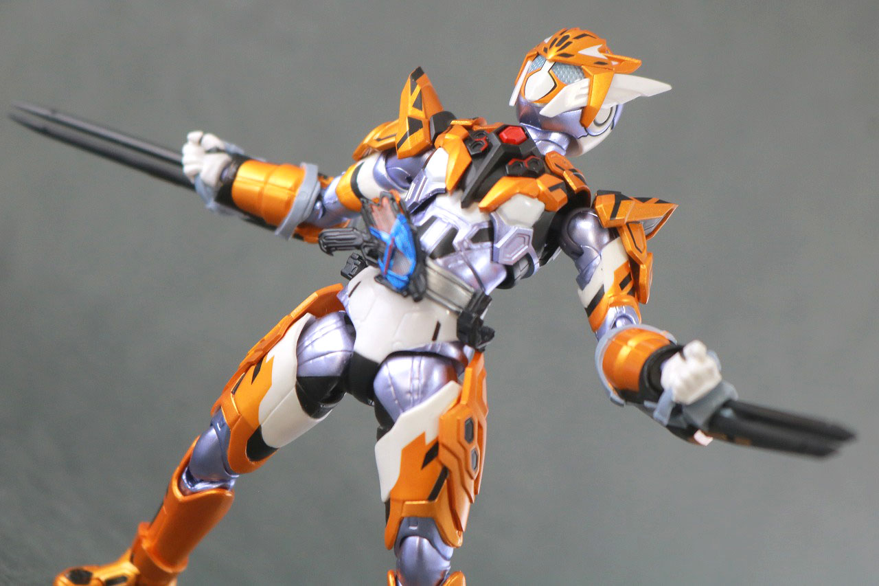 S.H.フィギュアーツ　仮面ライダーバルキリー　ジャスティスサーバル　レビュー　アクション