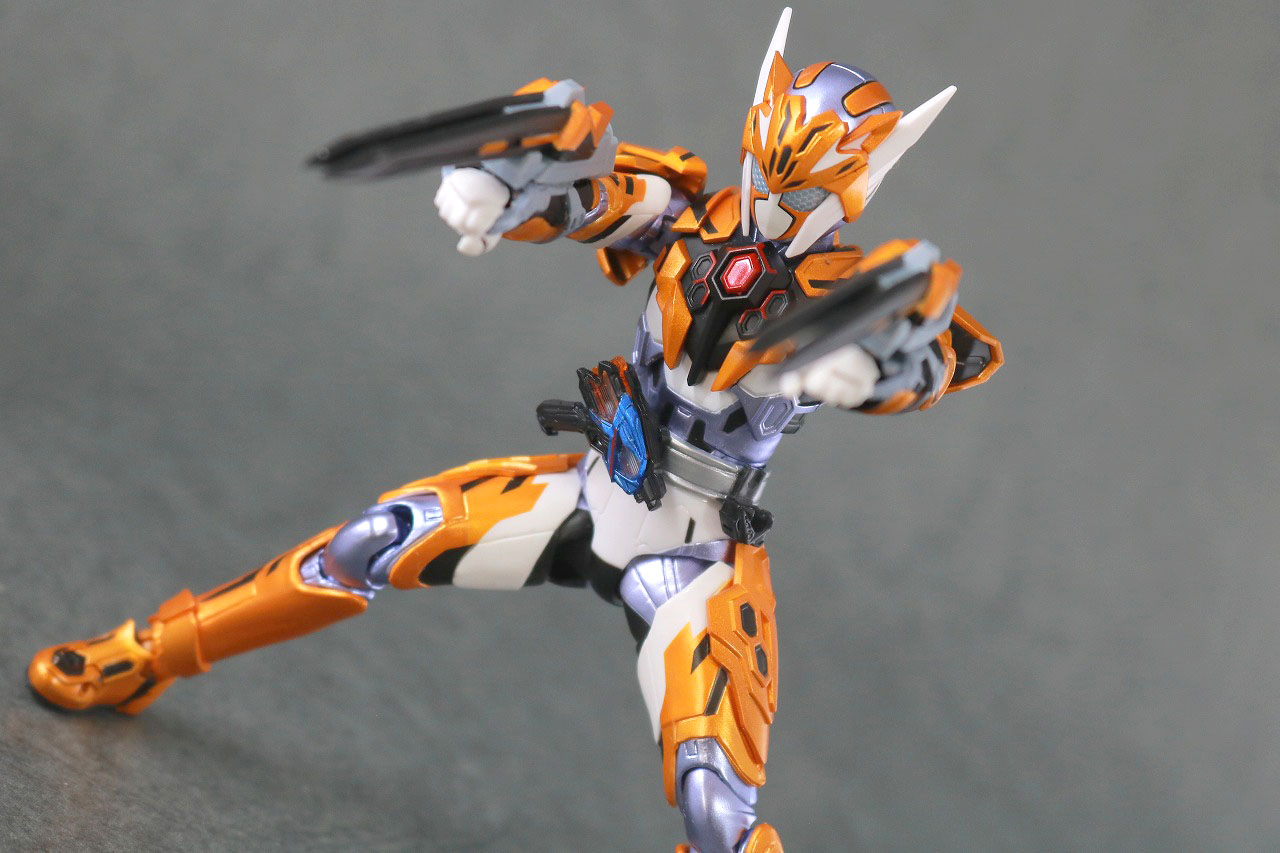 S.H.フィギュアーツ　仮面ライダーバルキリー　ジャスティスサーバル　レビュー　アクション