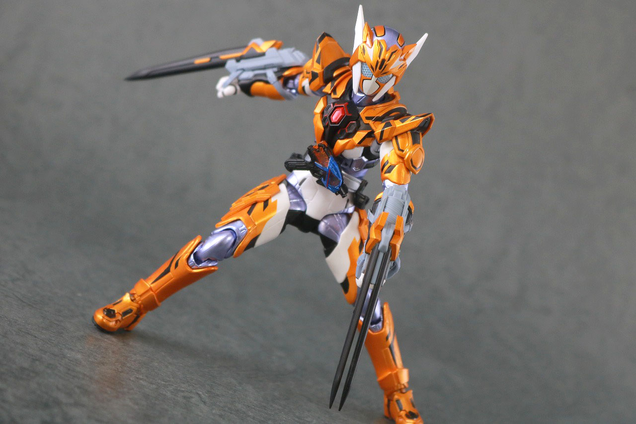 S.H.フィギュアーツ　仮面ライダーバルキリー　ジャスティスサーバル　レビュー　アクション