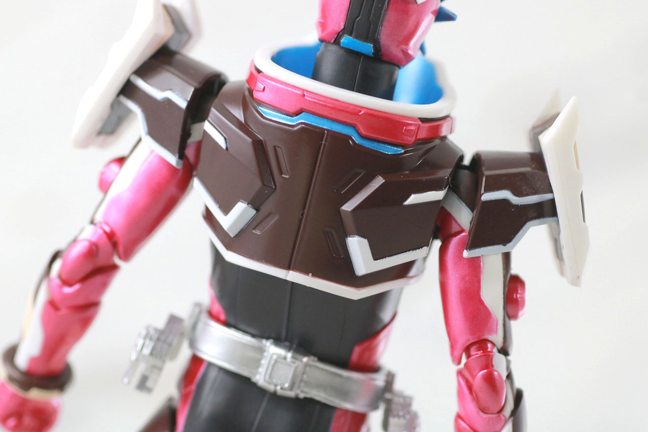 S.H.フィギュアーツ　仮面ライダーバルキリー　ジャスティスサーバル　レビュー　本体