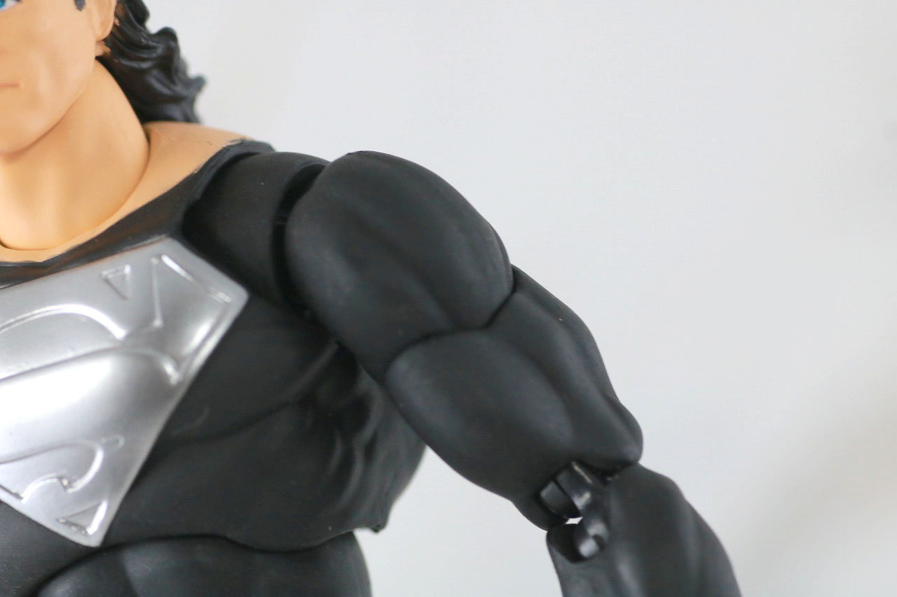 MAFEX　スーパーマン（リターン・オブ・スーパーマン）　ブラックスーツ　レビュー　本体