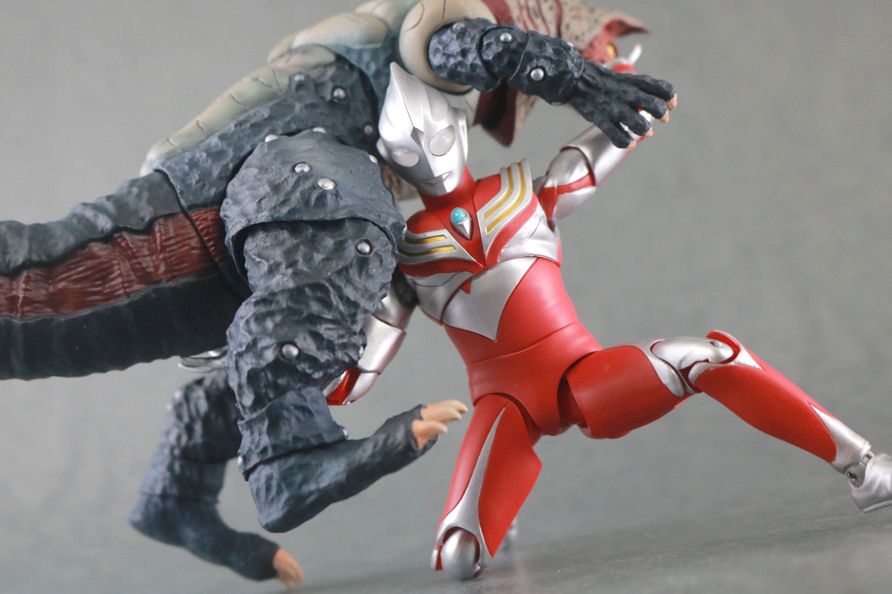 S.H.フィギュアーツ　ウルトラマンティガ パワータイプ　真骨彫製法　レビュー　アクション　ゴルザ