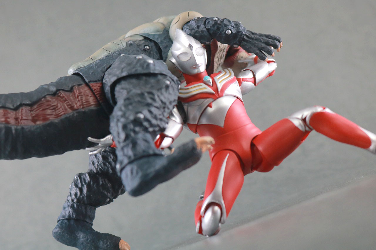 S.H.フィギュアーツ　ウルトラマンティガ パワータイプ　真骨彫製法　レビュー　アクション　ゴルザ