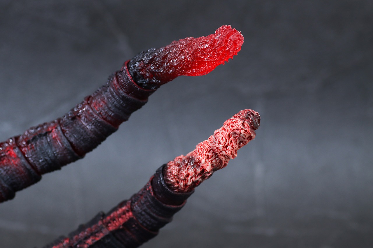 S.H.モンスターアーツ　ゴジラ（2016／シン・ゴジラ） 夜間戦闘Ver.　本体　比較