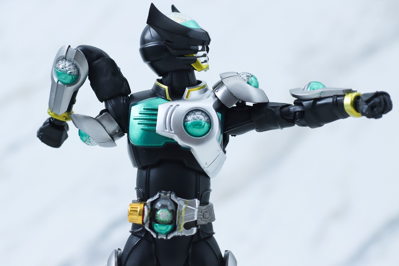 S.H.フィギュアーツ　仮面ライダーバース　真骨彫製法　レビュー　可動範囲