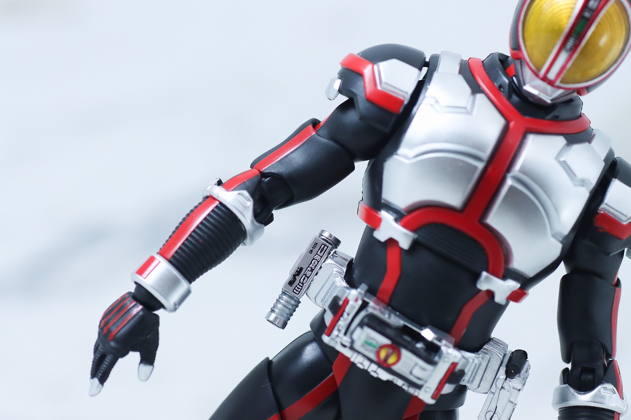 S.H.フィギュアーツ　仮面ライダーファイズ　真骨彫製法　レビュー　本体