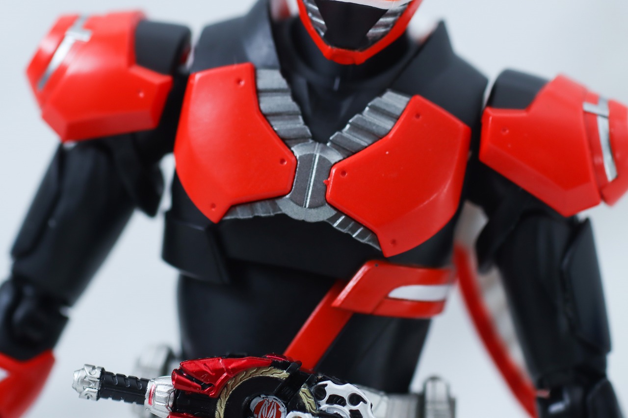 S.H.フィギュアーツ　仮面ライダーギーツ　ブーストマグナムフォーム＆フィーバーフォームパーツセット　レビュー　本体