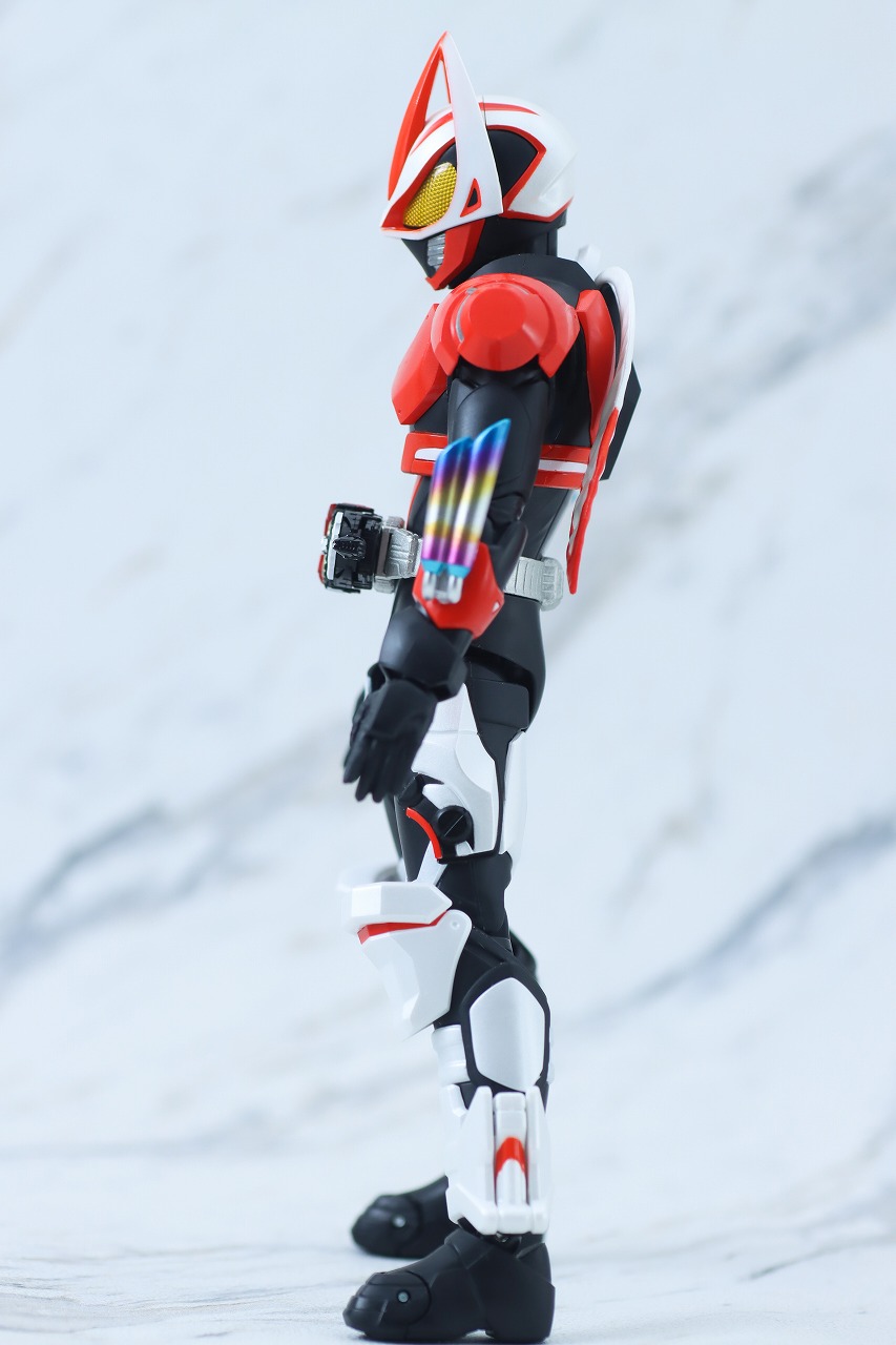 S.H.フィギュアーツ　仮面ライダーギーツ　ブーストマグナムフォーム＆フィーバーフォームパーツセット　レビュー　本体
