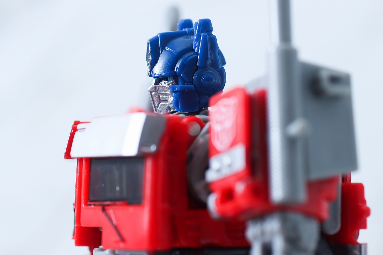 スタジオシリーズ オプティマス・プライム(トランスフォーマー/ビースト覚醒) レビュー ロボットモード 可動範囲
