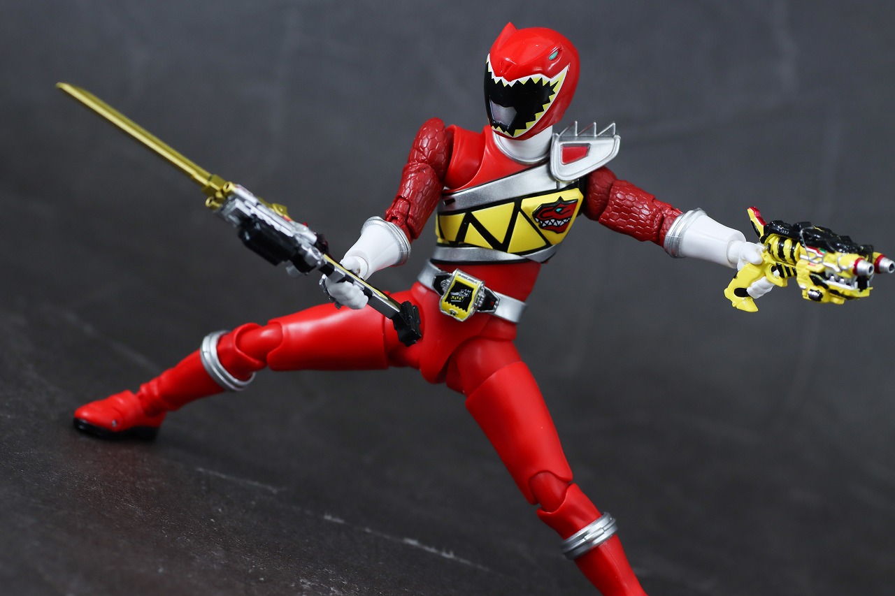 S.H.フィギュアーツ 真骨彫製法　キョウリュウレッド　レビュー　アクション