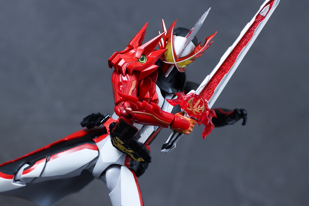 S.H.フィギュアーツ　仮面ライダーセイバー ブレイブドラゴン Metalic Edition　レビュー　アクション