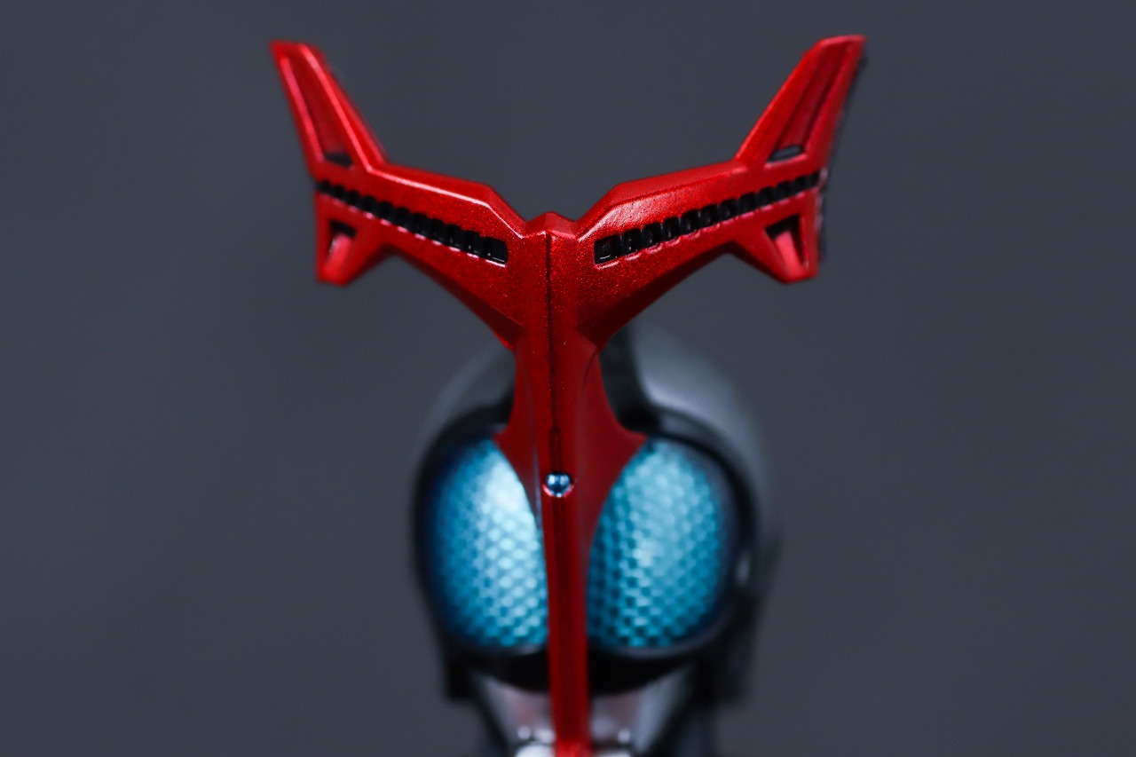 S.H.フィギュアーツ 真骨彫製法　仮面ライダーカブト ハイパーフォーム 真骨彫10th Anniversar Ver.　レビュー　本体