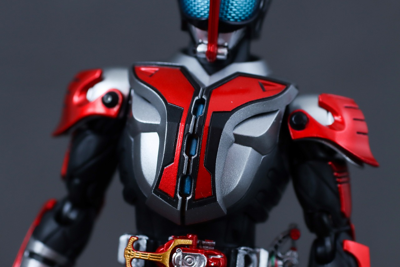 S.H.フィギュアーツ 真骨彫製法　仮面ライダーカブト ハイパーフォーム 真骨彫10th Anniversar Ver.　レビュー　本体