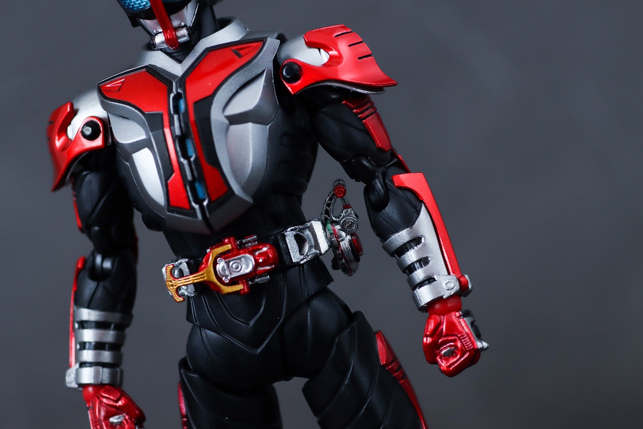 S.H.フィギュアーツ 真骨彫製法　仮面ライダーカブト ハイパーフォーム 真骨彫10th Anniversar Ver.　レビュー　本体