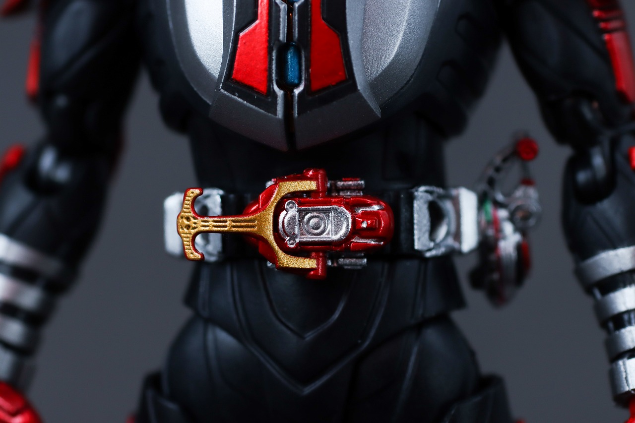 S.H.フィギュアーツ 真骨彫製法　仮面ライダーカブト ハイパーフォーム 真骨彫10th Anniversar Ver.　レビュー　本体