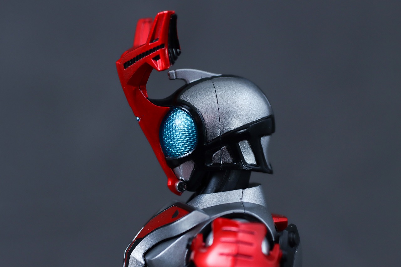S.H.フィギュアーツ 真骨彫製法　仮面ライダーカブト ハイパーフォーム 真骨彫10th Anniversar Ver.　レビュー　本体