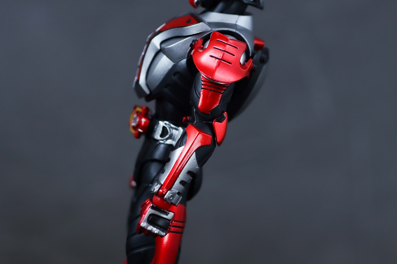 S.H.フィギュアーツ 真骨彫製法　仮面ライダーカブト ハイパーフォーム 真骨彫10th Anniversar Ver.　レビュー　本体