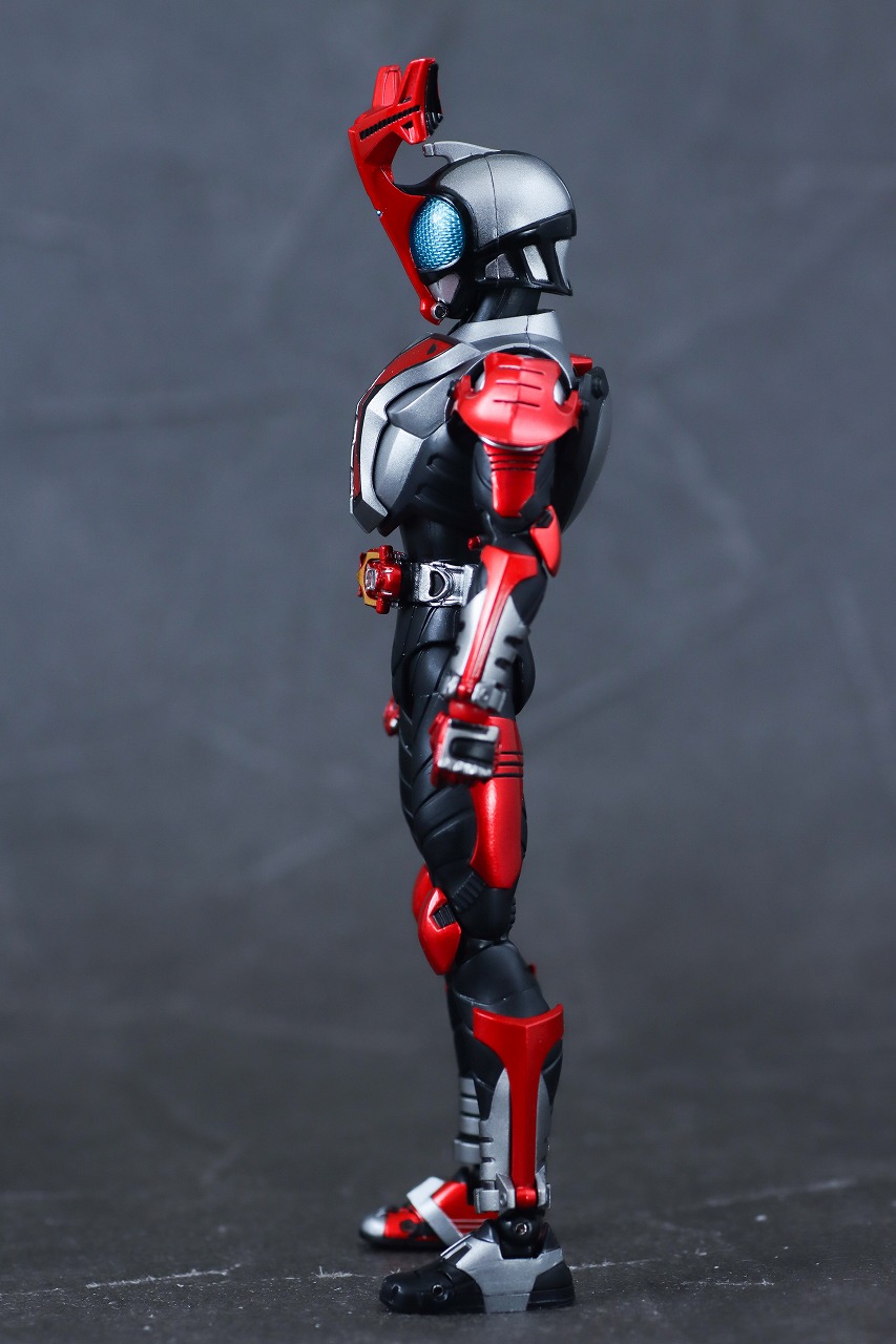 S.H.フィギュアーツ 真骨彫製法　仮面ライダーカブト ハイパーフォーム 真骨彫10th Anniversar Ver.　レビュー　本体