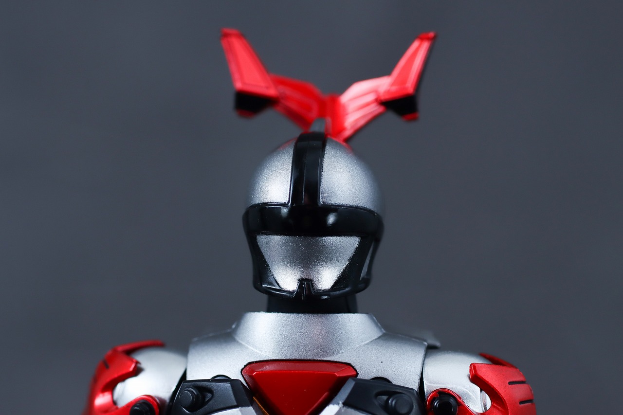 S.H.フィギュアーツ 真骨彫製法　仮面ライダーカブト ハイパーフォーム 真骨彫10th Anniversar Ver.　レビュー　本体
