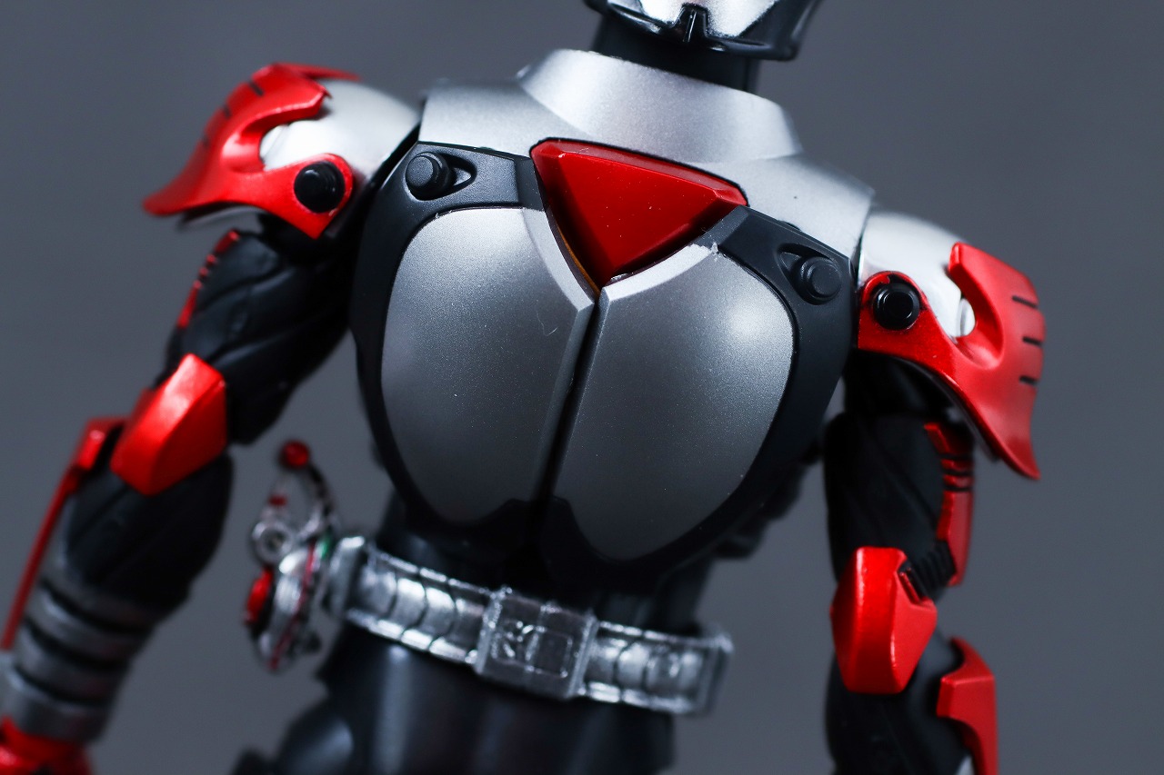S.H.フィギュアーツ 真骨彫製法　仮面ライダーカブト ハイパーフォーム 真骨彫10th Anniversar Ver.　レビュー　本体