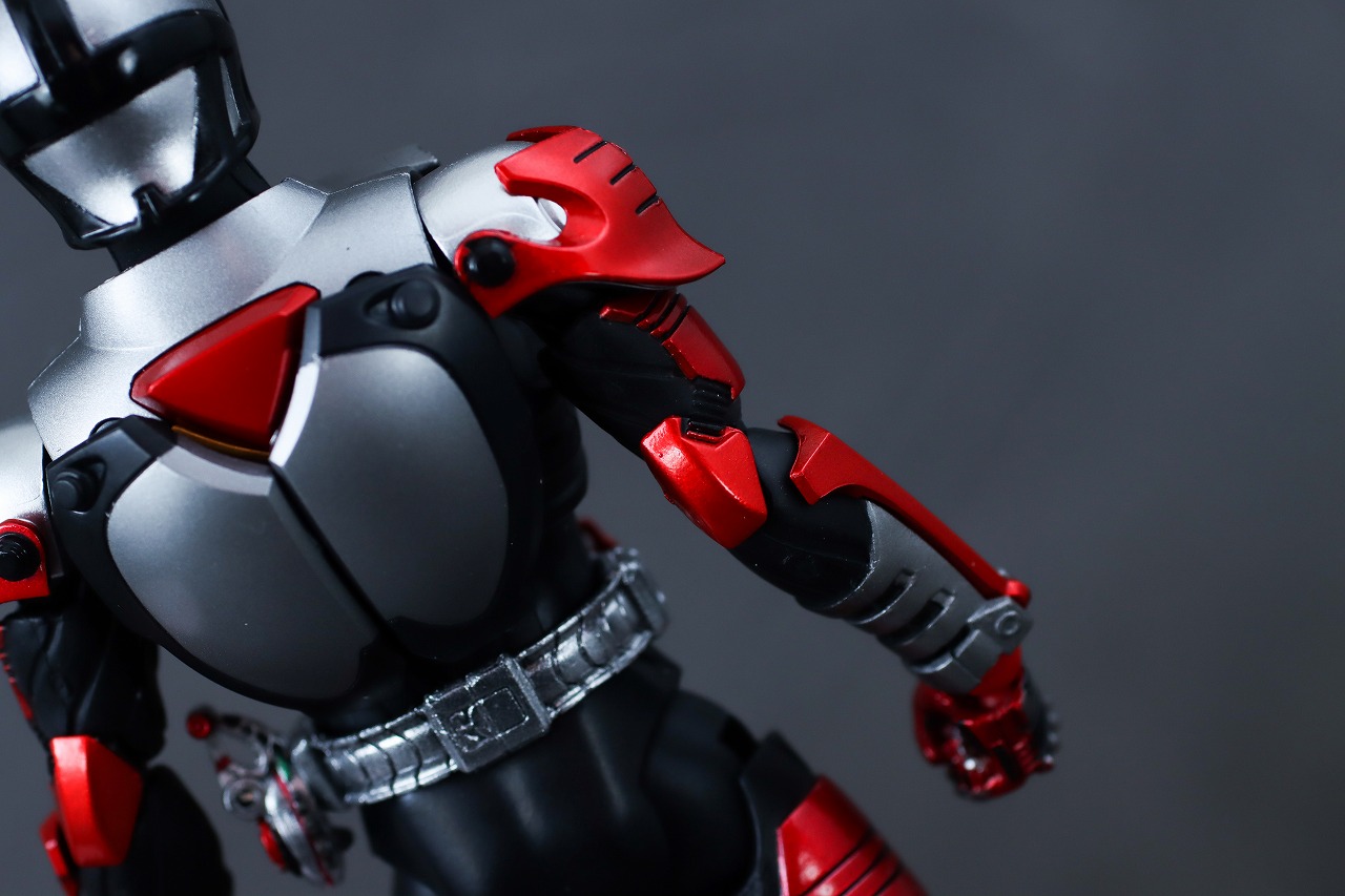 S.H.フィギュアーツ 真骨彫製法　仮面ライダーカブト ハイパーフォーム 真骨彫10th Anniversar Ver.　レビュー　本体