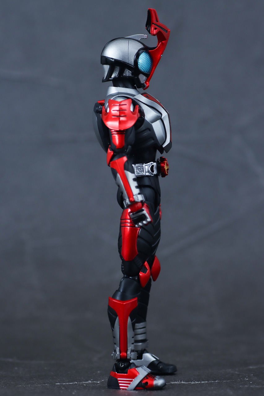 S.H.フィギュアーツ 真骨彫製法　仮面ライダーカブト ハイパーフォーム 真骨彫10th Anniversar Ver.　レビュー　本体