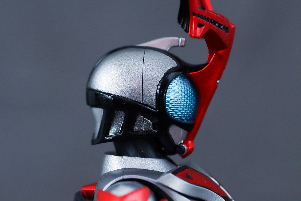 S.H.フィギュアーツ 真骨彫製法　仮面ライダーカブト ハイパーフォーム 真骨彫10th Anniversar Ver.　レビュー　本体
