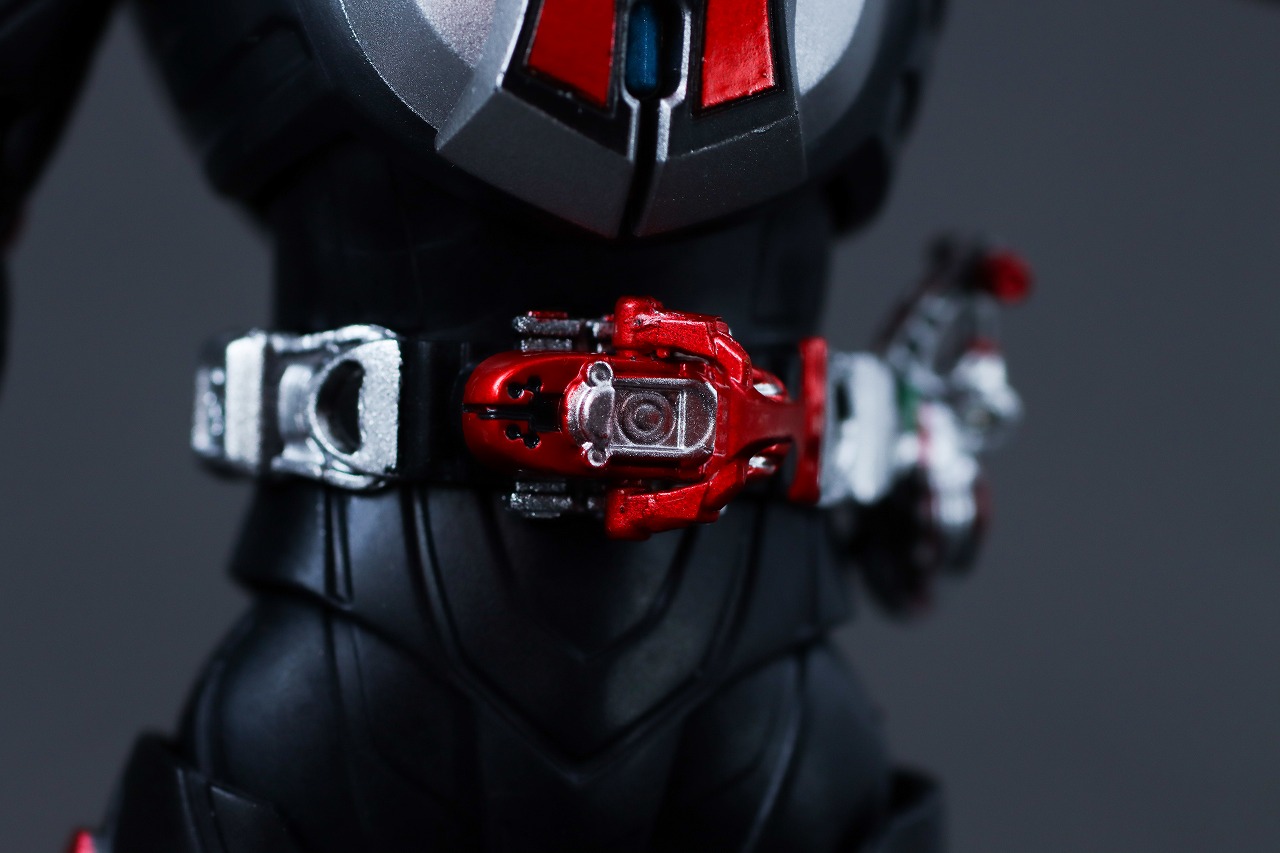 S.H.フィギュアーツ 真骨彫製法　仮面ライダーカブト ハイパーフォーム 真骨彫10th Anniversar Ver.　レビュー　本体