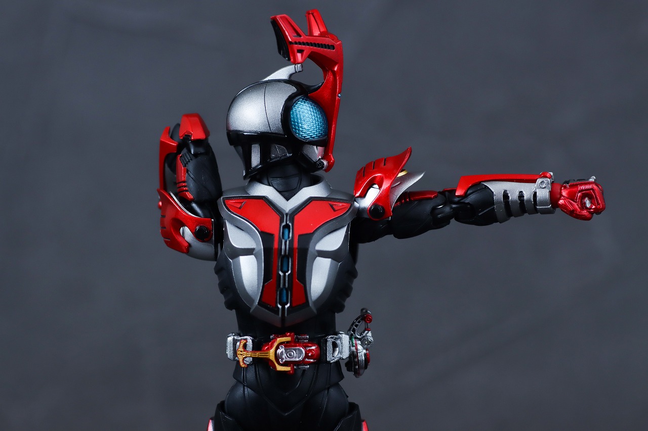 S.H.フィギュアーツ 真骨彫製法　仮面ライダーカブト ハイパーフォーム 真骨彫10th Anniversar Ver.　レビュー　可動範囲
