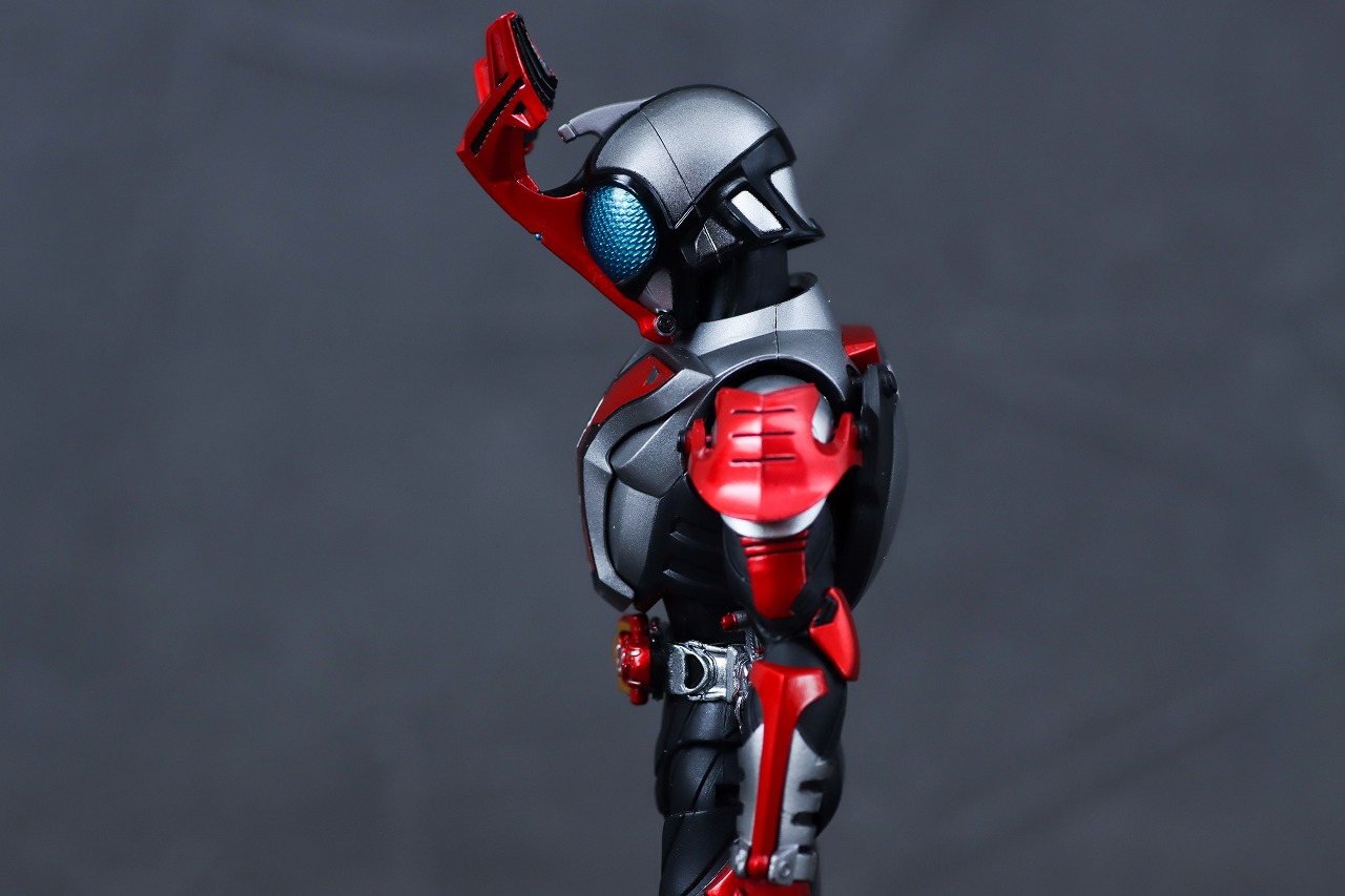 S.H.フィギュアーツ 真骨彫製法　仮面ライダーカブト ハイパーフォーム 真骨彫10th Anniversar Ver.　レビュー　可動範囲