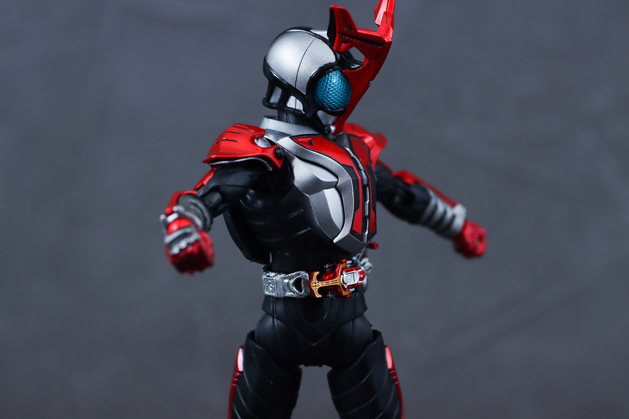 S.H.フィギュアーツ 真骨彫製法　仮面ライダーカブト ハイパーフォーム 真骨彫10th Anniversar Ver.　レビュー　可動範囲
