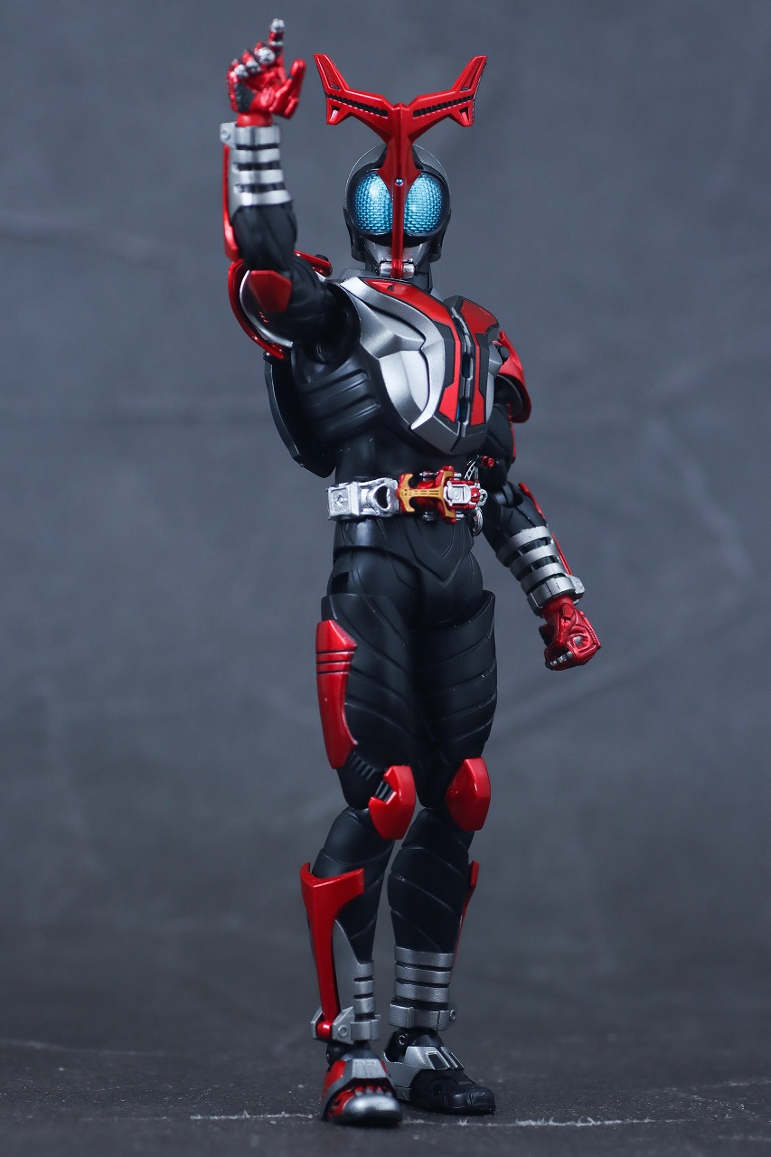 S.H.フィギュアーツ 真骨彫製法　仮面ライダーカブト ハイパーフォーム 真骨彫10th Anniversar Ver.　レビュー　本体