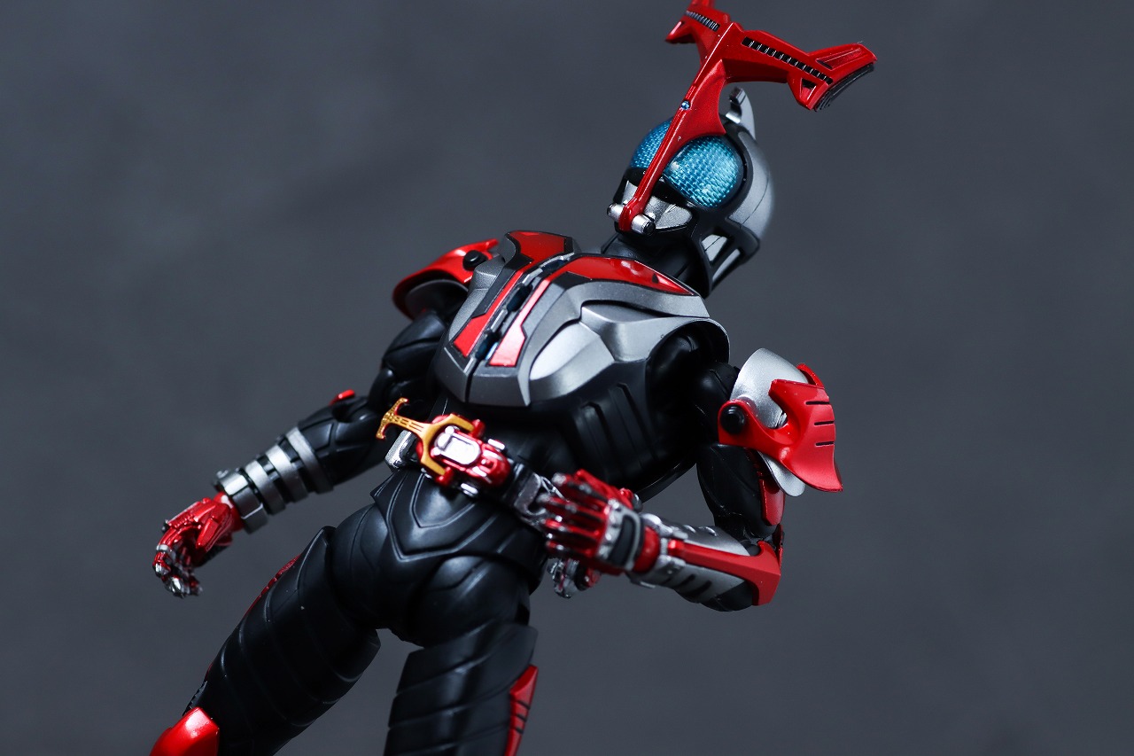 S.H.フィギュアーツ 真骨彫製法　仮面ライダーカブト ハイパーフォーム 真骨彫10th Anniversar Ver.　レビュー　アクション