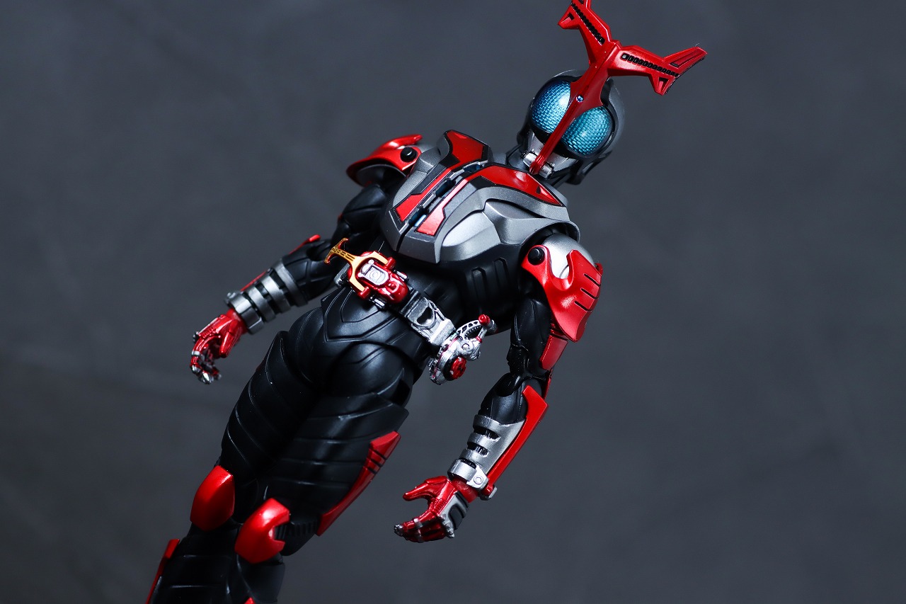 S.H.フィギュアーツ 真骨彫製法　仮面ライダーカブト ハイパーフォーム 真骨彫10th Anniversar Ver.　レビュー　アクション