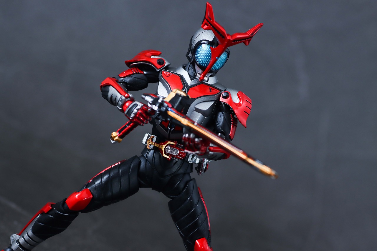 S.H.フィギュアーツ 真骨彫製法　仮面ライダーカブト ハイパーフォーム 真骨彫10th Anniversar Ver.　レビュー　アクション