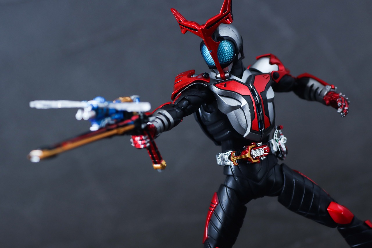 S.H.フィギュアーツ 真骨彫製法　仮面ライダーカブト ハイパーフォーム 真骨彫10th Anniversar Ver.　レビュー　アクション