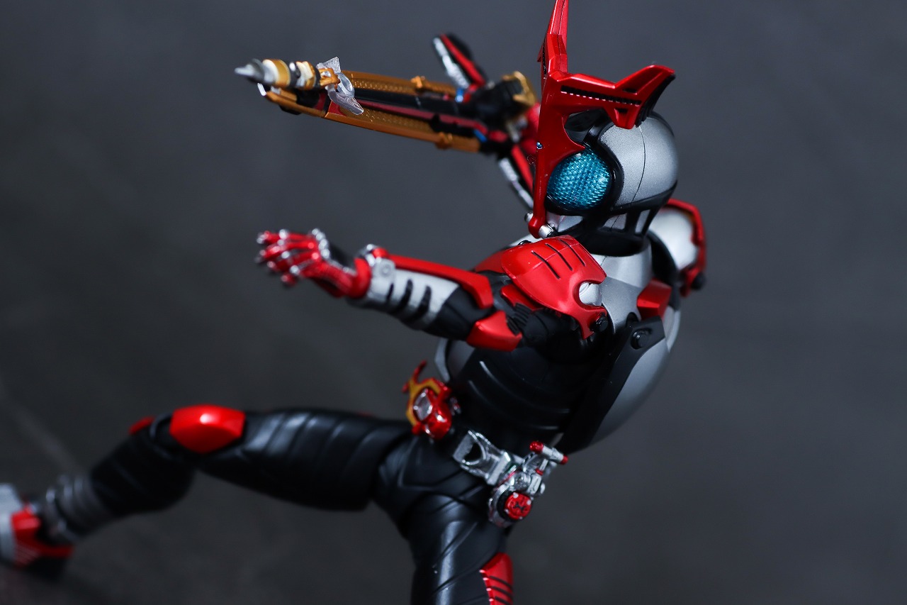 S.H.フィギュアーツ 真骨彫製法　仮面ライダーカブト ハイパーフォーム 真骨彫10th Anniversar Ver.　レビュー　アクション