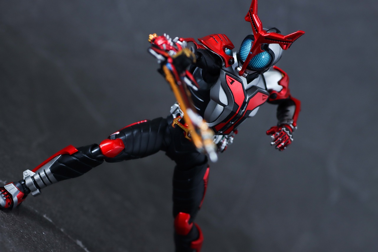 S.H.フィギュアーツ 真骨彫製法　仮面ライダーカブト ハイパーフォーム 真骨彫10th Anniversar Ver.　レビュー　アクション