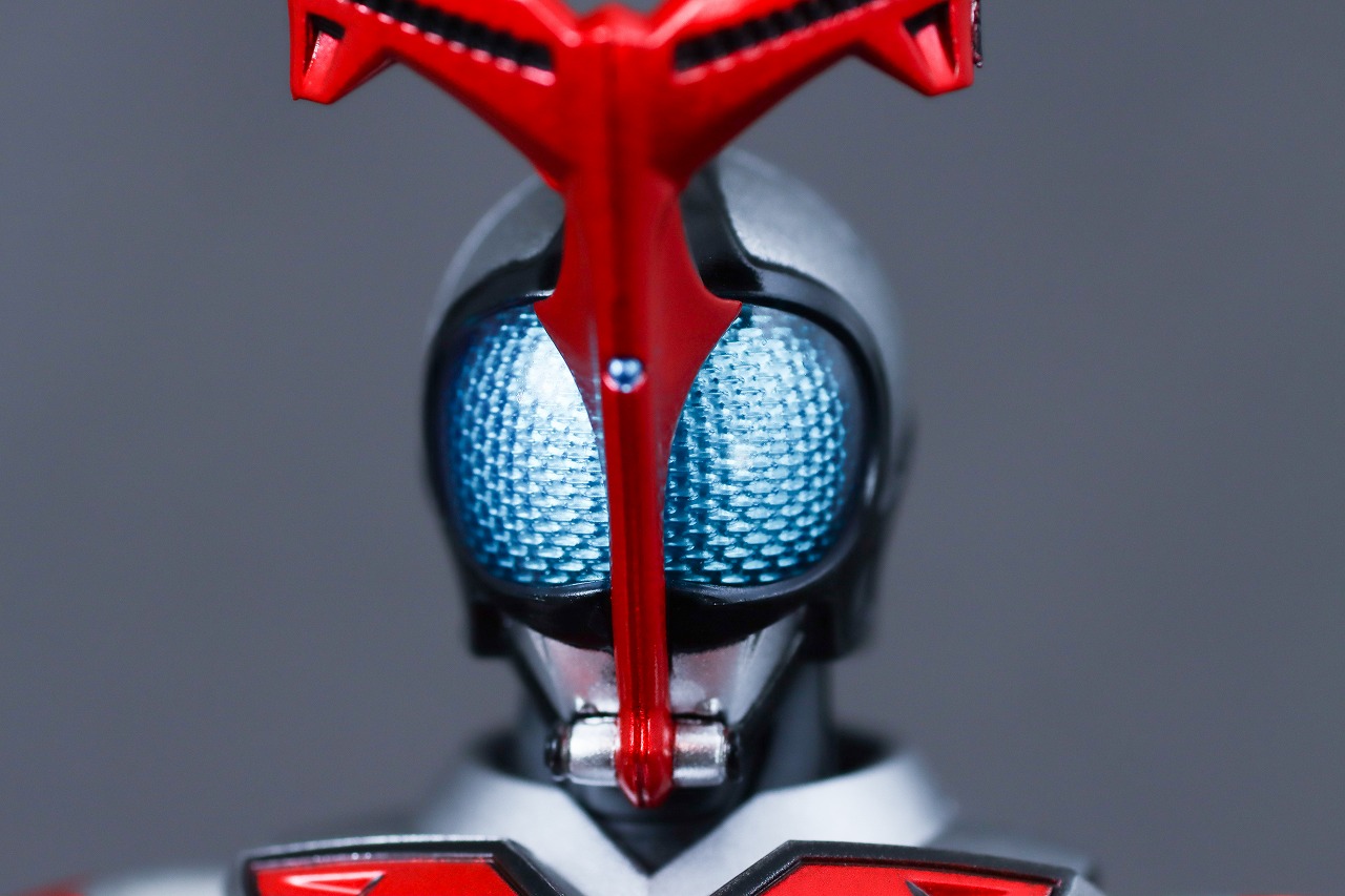 S.H.フィギュアーツ 真骨彫製法　仮面ライダーカブト ハイパーフォーム 真骨彫10th Anniversar Ver.　レビュー　本体