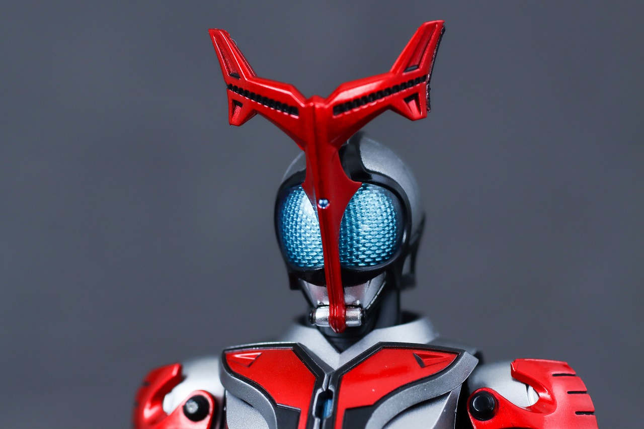 S.H.フィギュアーツ 真骨彫製法　仮面ライダーカブト ハイパーフォーム 真骨彫10th Anniversar Ver.　レビュー　本体