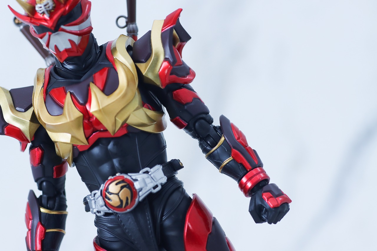 S.H.フィギュアーツ　真骨彫製法　仮面ライダー装甲響鬼　レビュー　本体