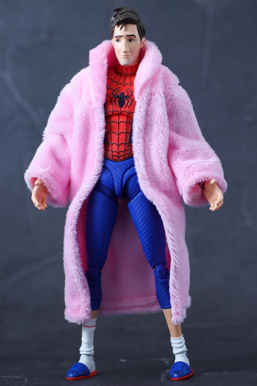 S.H.フィギュアーツ　ピーター・B・パーカー＆メイデイ・パーカー（スパイダーマン：アクロス・ザ・スパイダーバース）　レビュー　付属品　バスローブ