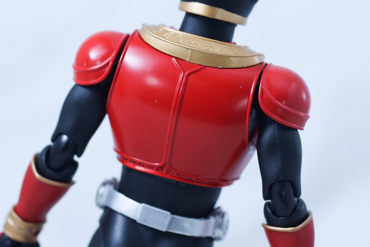 S.H.フィギュアーツ 真骨彫製法　仮面ライダークウガ マイティフォーム Store Limited Edition　レビュー　本体