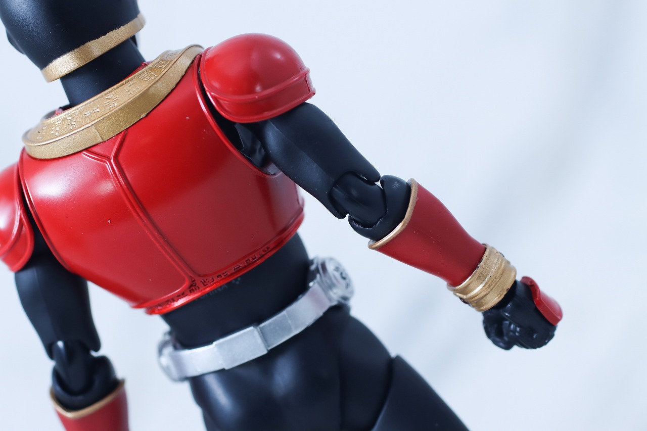 S.H.フィギュアーツ 真骨彫製法　仮面ライダークウガ マイティフォーム Store Limited Edition　レビュー　本体